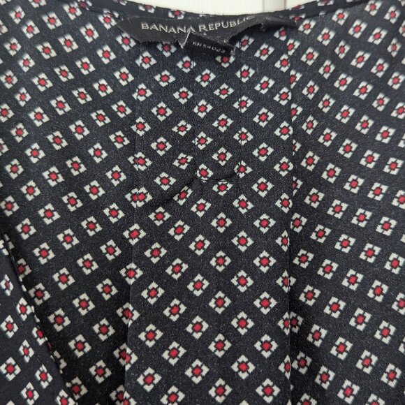Banana Republic V-neck Navy Geometric Pattern Shell Size L - Picture 6 of 9